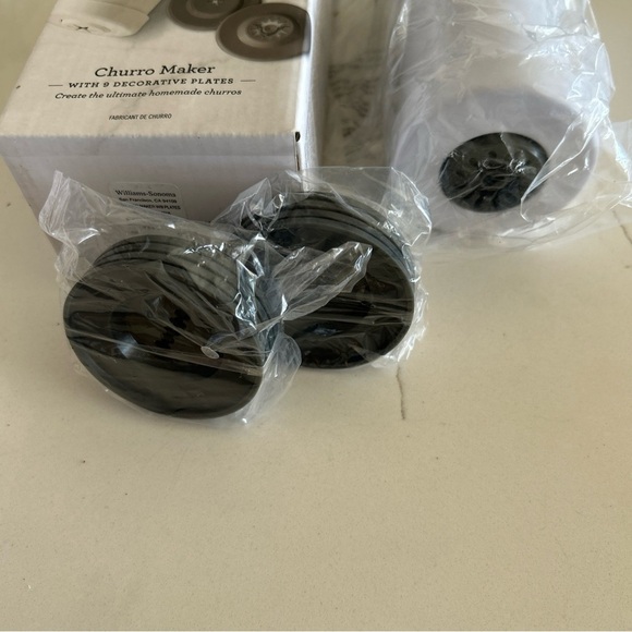 New Williams Sonoma Churro Maker With 9 Decorative Plates For Homemade Churros - Picture 5 of 6